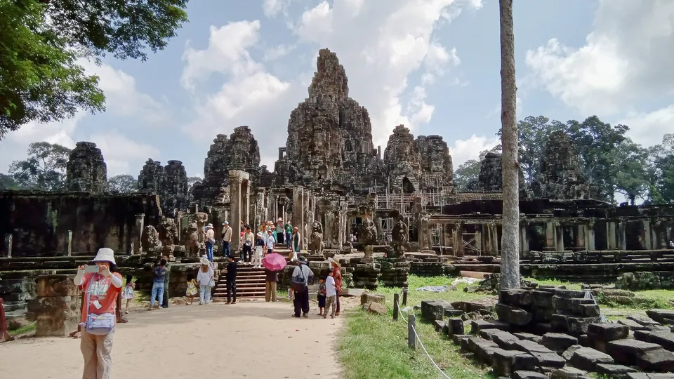 Vista del aceso al Templo Bayon en Angkor