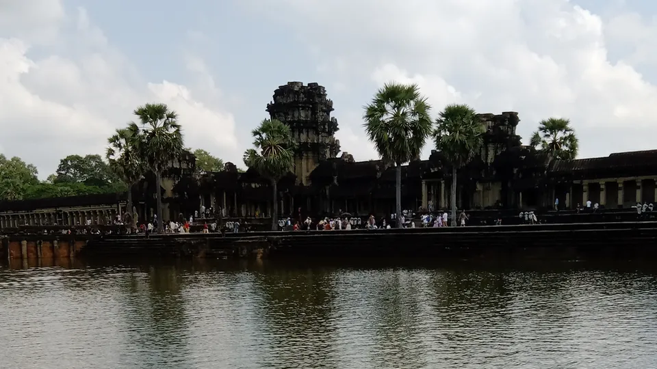 Salida de Angkor Wat y reflejos en el estanque