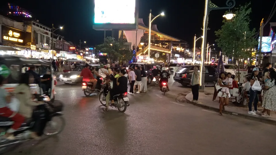 Bullicio en Siem Reap de noche