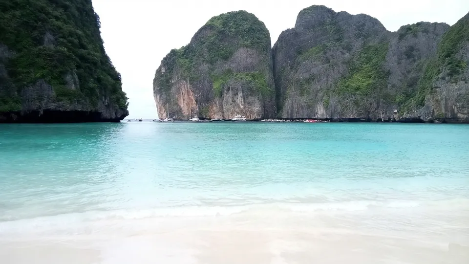 Paisaje icónico de la playa Maya Bay en Islas Phi Phi
