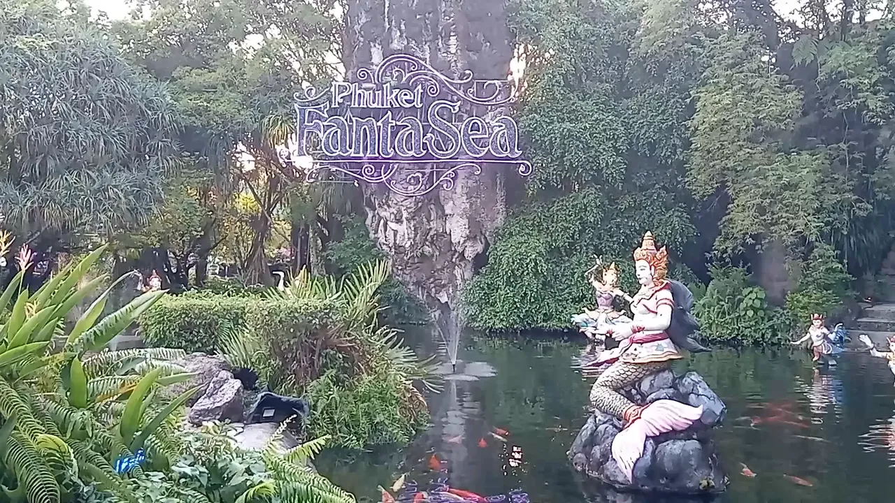 Phuket, Fantasea parque temático, estanque con peces de colores a la entrada