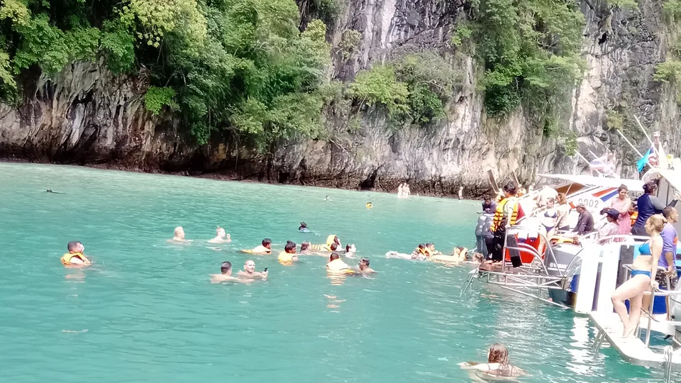 Snorkel en las aguas turquesas de Pileh Bay Krabi