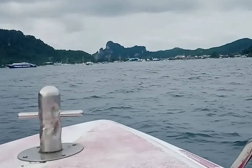 Speed boat de phi phi don a ao nang bajo la lluvia