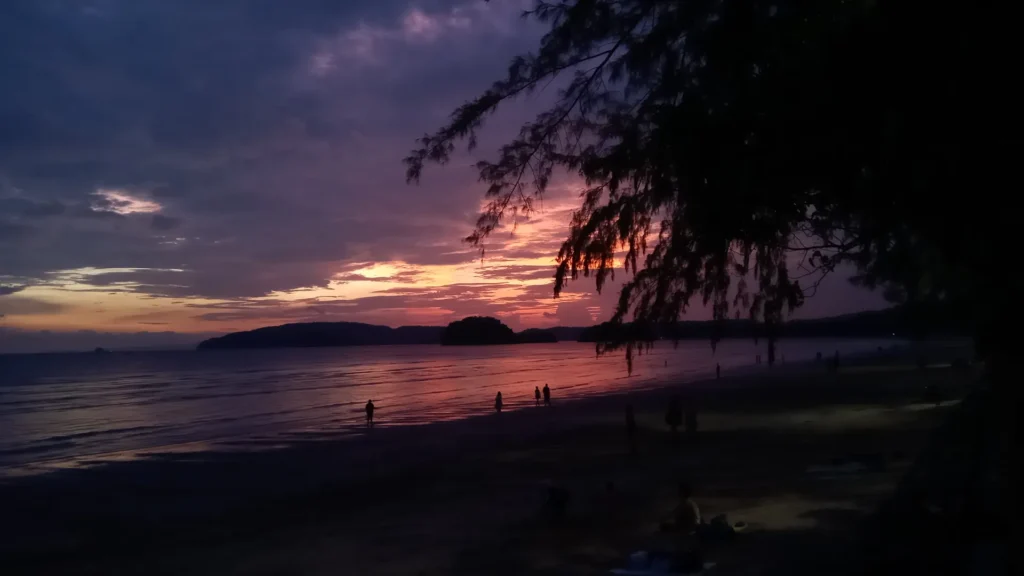 Atardecer en la playa de Ao Nang en Krabi