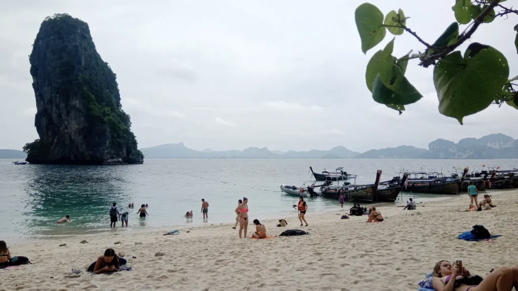 Playa en isla Poda en Krabi Tailandia