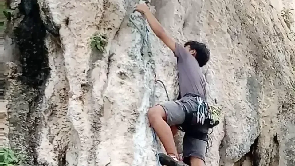 Acantilados de piedra caliza y escaladores en Railay Beach Krabi