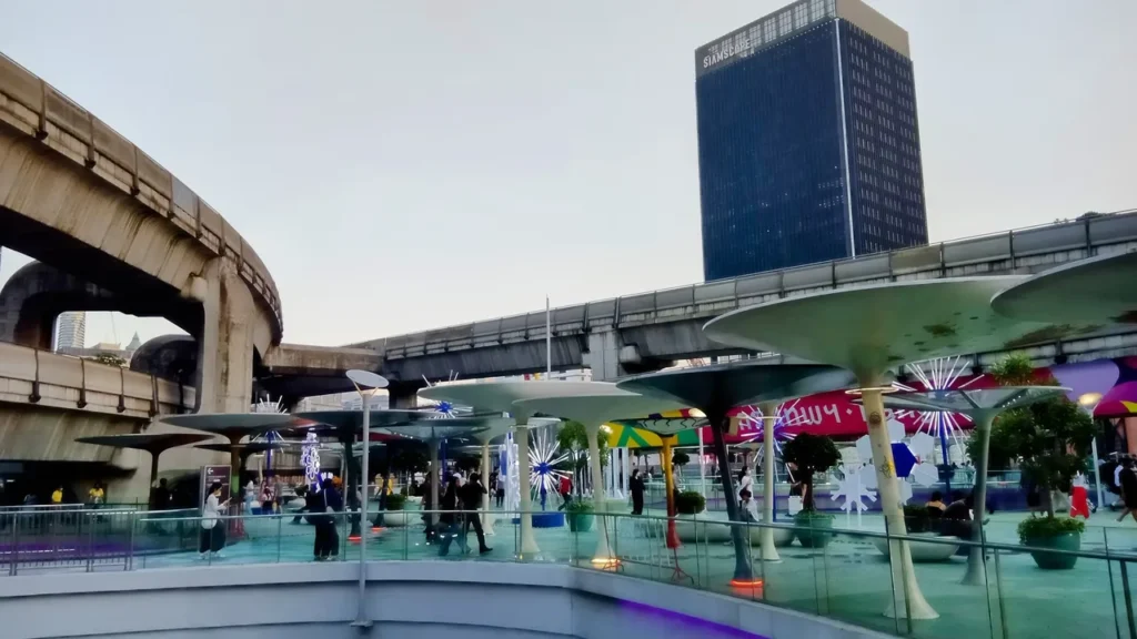 Siam andador entre centros comerciales, Bangkok, Tailandia