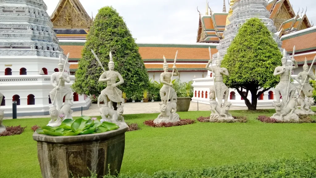 Singha Rajas a la entrada del Gran Palacio Real en Bangkok Tailandia