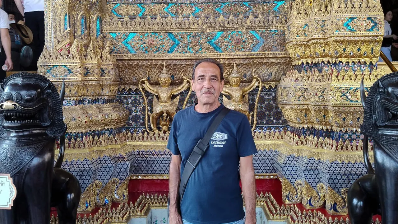 Wat Phra Kaew portal trasero Bangkok Tailandia
