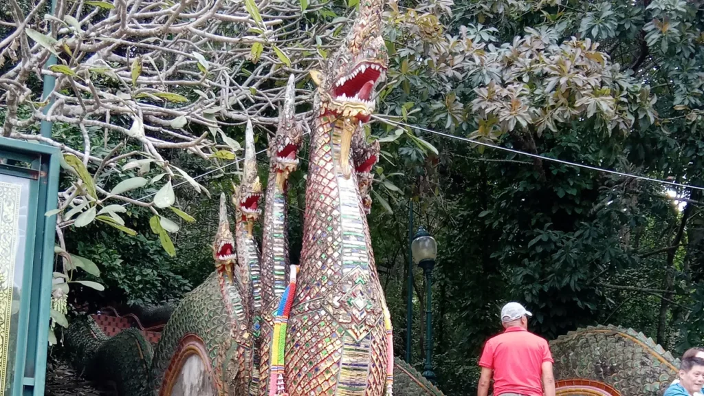 Serpientes Mitológicas Naga Guardianes del Wat Phra That Doi Suthep