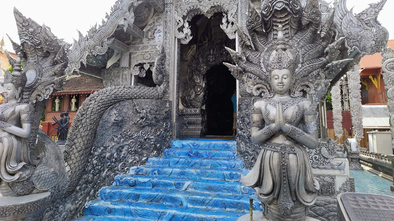 Vista frontal de Wat Srisuphan, Chiang Mai, Tailandia