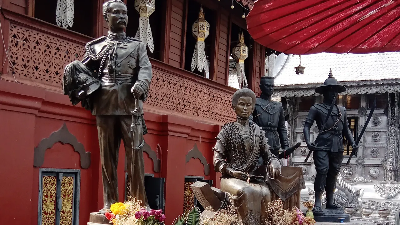 Estatuas del Rey Chulalongkorn, Rama V y realeza tailandesa en Wat Srisuphan, Chiang Mai, Tailandia