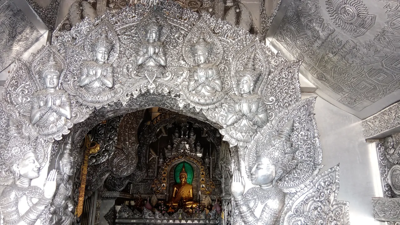 Detalle del pórtico del interior del templo Wat Srisuphan