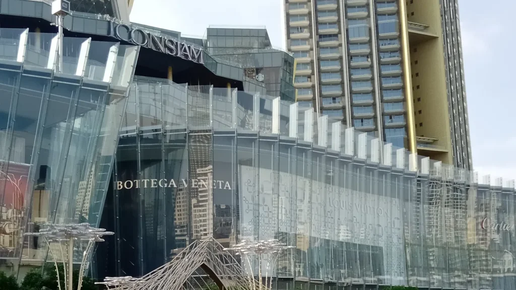 Entrada al centro comercial Iconsiam