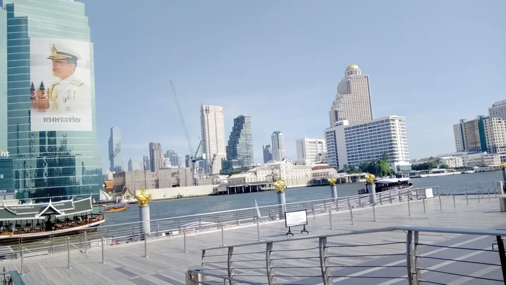 Río Chao Phraya desde teraza del centro conmercial Iconsiam