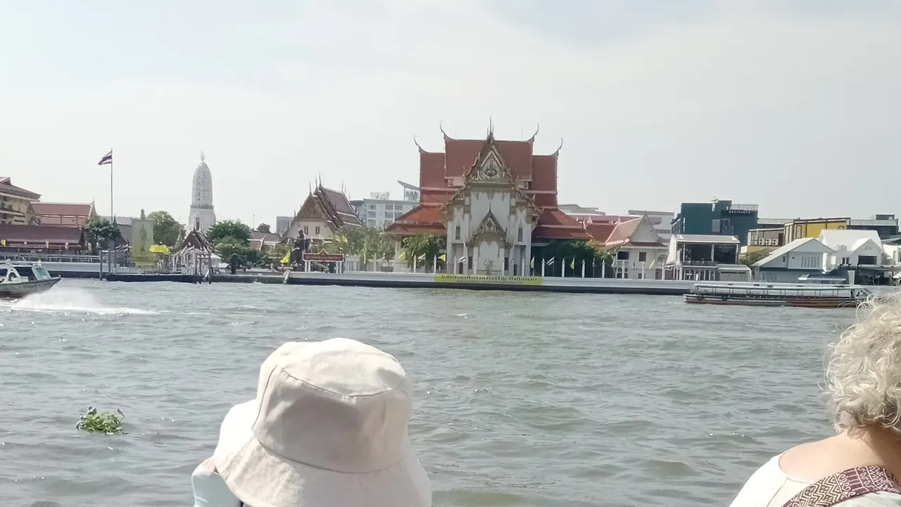 Acercándose al Wat Arun en el río Chao Phraya