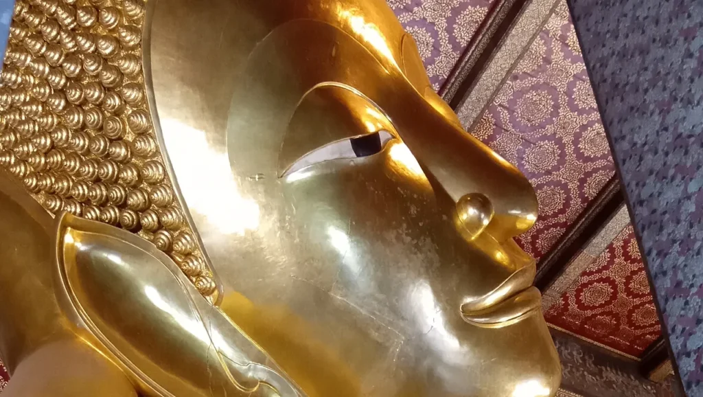 El Buda Reclinado en el Wat Pho de Bangkok Tailandia