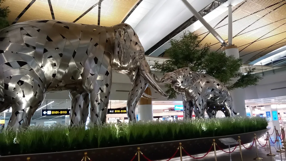 Inicio 2 Escultura moderna de elefantes en el aeropuerto Suvarnabhumi de Bangkok Tailandia